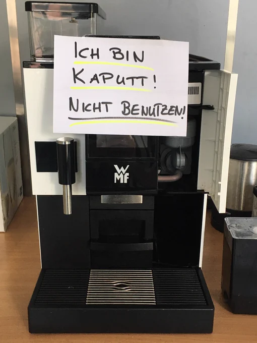 Kaffeemaschine mit Zettel „ich bin kaputt! nicht benutzen!“