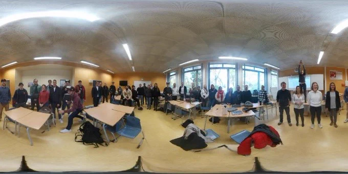 Auf dem Foto sieht man ein Klassenzimmer.
