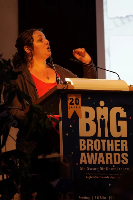 Leena Simon während ihrer Laudatio auf Dr. Susanne Eisenmann bei den BBA2020