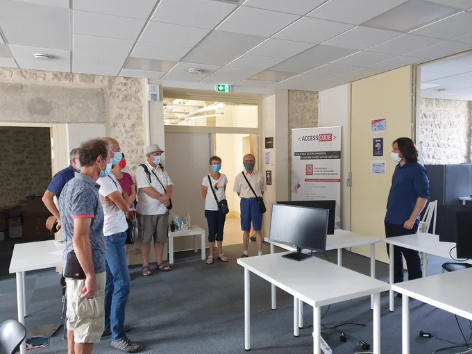 Des visiteurs à l'Access Code School de Nevers, venus visiter l'ancienne caserne Pittié dans le cadre des Journées du Patrimoine.