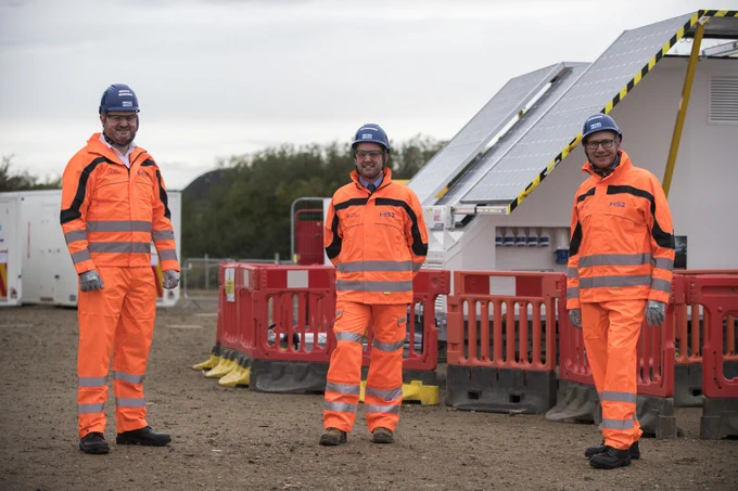 nister Andrew Stephenson, GAP Group Regional Operations Director James Anderson, HS2 Environment Director Peter Miller: standing in front of the solar -panelled welfare cabin.