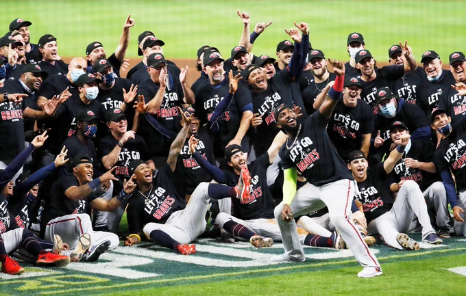 The Braves pose for a fake selfie group photo.