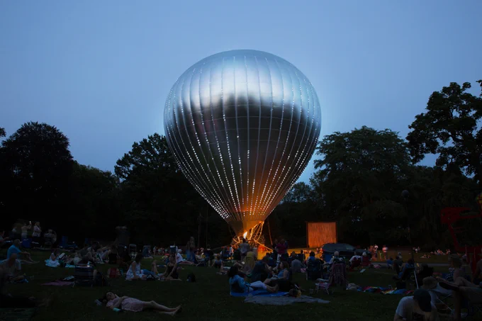 Doug Aitken, New Horizon, 2019, Hot air balloon with reflective surface and kinetic light sculpture, multiple locations across Massachusetts. Image courtesy of the Artist and the Trustees of Reservations; Photo by Carmen Ellis