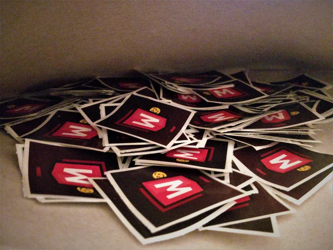 Ein Haufen Sticker mit #WWSIV Logo