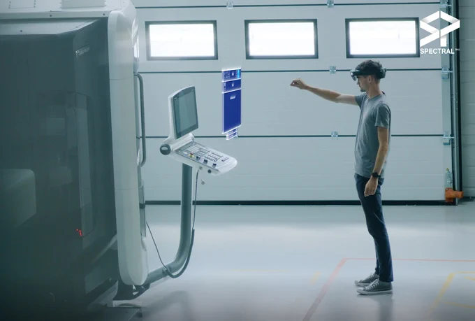 Opérateur équipé d'un casque HoloLens 2 et utilisant la solution Spectral