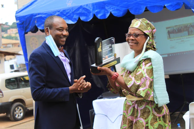 #ChristineAndela, ardent civil society activist for exclusive breastfeeding and president of @COSADER2016 receives award as 2020 Nutrition Ambassador from @ismaelteta , Country Director @HelenKellerIntl CMR