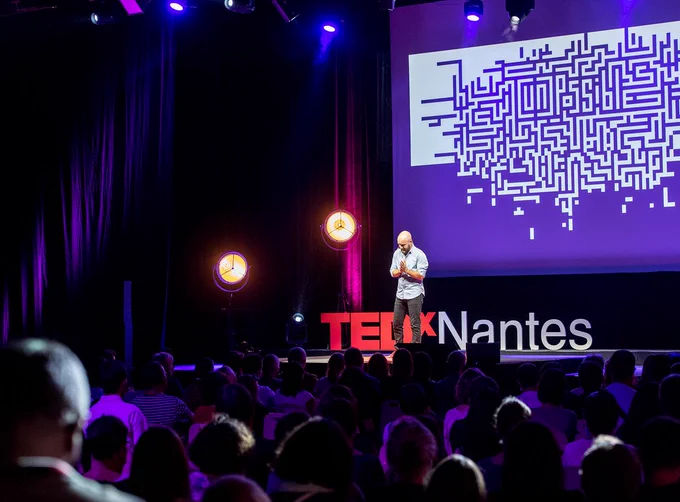 Cyrille Chaudoit lors du TEDxNantes 2020 saluant le public après son talk posant décrivant "comment les GAFAM privatisent notre démocratie"