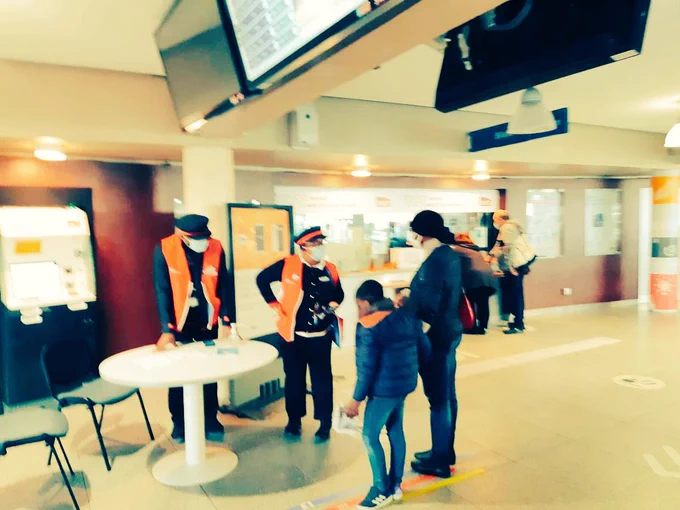 Deux agents SNCF de la gare de Saint-Cloud  expliquent à une de leur cliente comment utilisé le NFC.