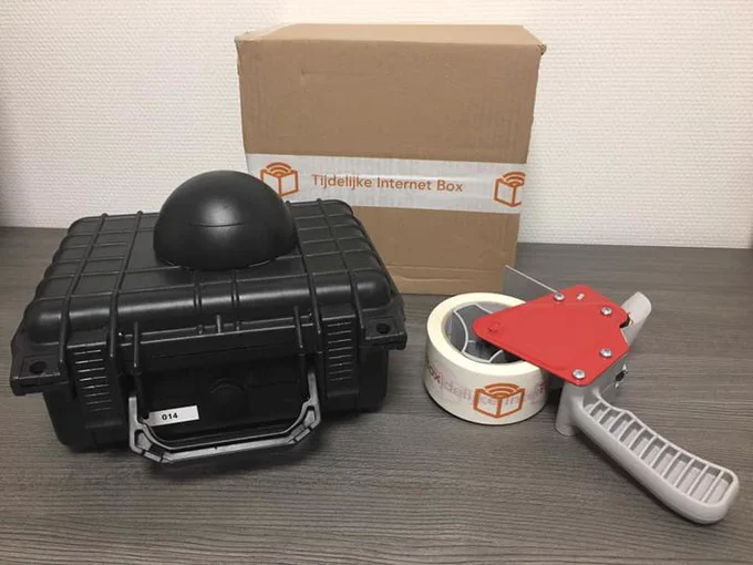 Onze tijdelijk internet box is een internetkoffer met hoogwaardige ingebouwde breedbandtechnologie. De tijdelijk internet box is erg eenvoudig in gebruik; zet de box aan en u heeft binnen enkele seconden een snelle en stabiele internetverbinding. Hiermee kunt u zowel draadloze als bedrade apparaten aansluiten, waardoor u erop kan rekenen dat u op al uw apparaten kan internetten. Dit maakt de tijdelijk internet box uitermate geschikt voor elke situatie waarbij een internetverbinding ontbreekt, maar onmisbaar is. 