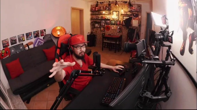 Steve Heng in seinem Technikparadies mit Kamera, Mikro, Monitore etc.