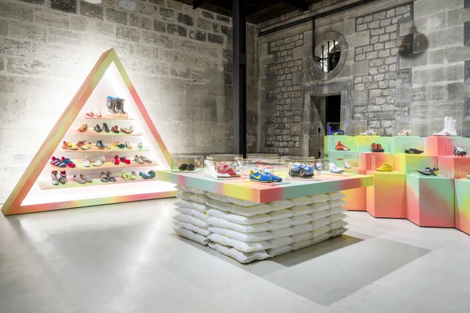 Vues de l’exposition Playground – Le design des sneakers © Alastair Philip Wiper