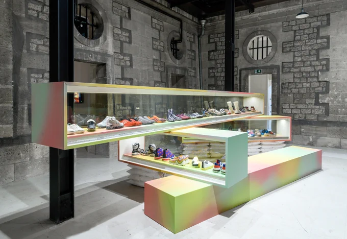 Vues de l’exposition Playground – Le design des sneakers © Alastair Philip Wiper