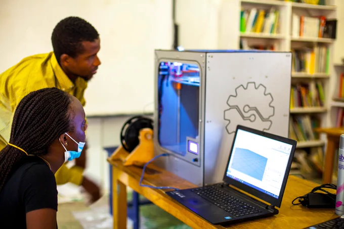 3D object printing
Follow the student while using machine to print his file 