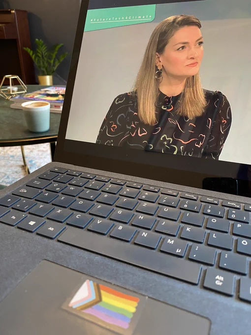 Ein blauer Laptop mit einem Screenshot der bayersichen Digitalministerin Judith Gerlach