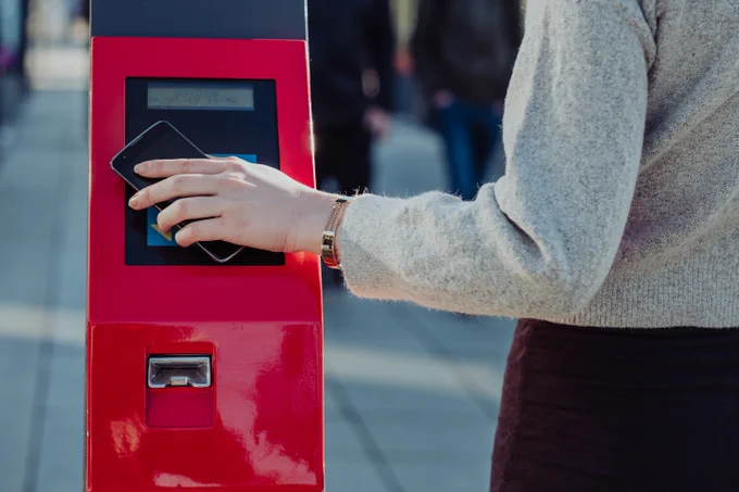 Validation de son titre de transport en sans contact depuis un smartphone NFC sur le réseau de TRAM de Strasbourg.