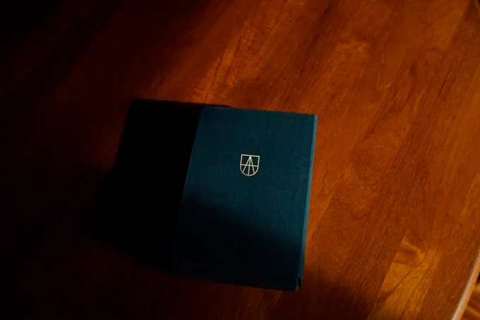 Caja con cierre imantado, papel geltex con logo grabado en oro.