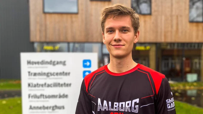 “Jeg valgte at tage på Aalborg Sportshøjskole for at få et pusterum fra skole og uddannelse. Det var vigtigt for at mig at finde en højskole som både kunne rumme min store interesse for esport, men også for styrketræning og musik. Jeg er i løbet af de sidste 4 måneder blevet overbevist om at jeg har truffet det rigtige valg, og det er fantastisk at kunne dele den oplevelse med en masse dejlige højskolevenner. På esport linjen får vi undervisning i taktikker på de forskellige maps. I ugens løb øver vi taktikkerne igennem, eller deltager i online turneringer. Man får hurtigt et tæt sammenhold med ens holdkammerater, for man er nødt til at kunne stole på dem, når man spiller sammen.” - Philip