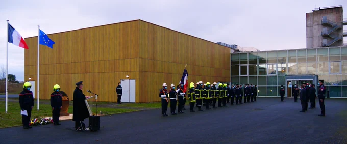 Le Préfet de Loir-et-Cher, Yves Rousset, lit le message du ministre de l'Intérieur, Gérald Darmanin, au Centre de formation d'incendie et de secours, à Vineuil.