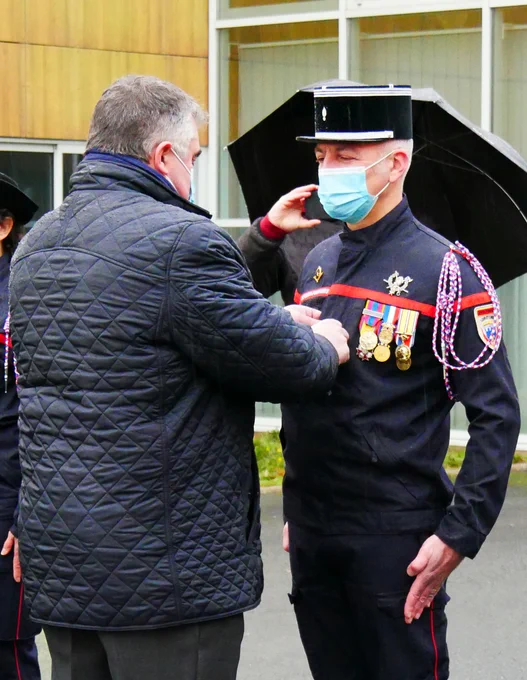 Le Président du Conseil d'administration du SDIS 41, Pascal Bioulac, remet le grade de Commandant en qualité de référent départemental pour le volontariat, au Capitaine Christophe Canot, sapeur-pompier volontaire et chef du centre de secours de Nouan-le-Fuzelier.