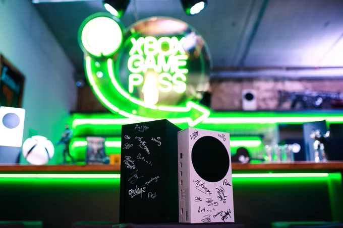 Zwei Xbox-Konsolen, die signiert sind (xbox series x und xbox series s) 