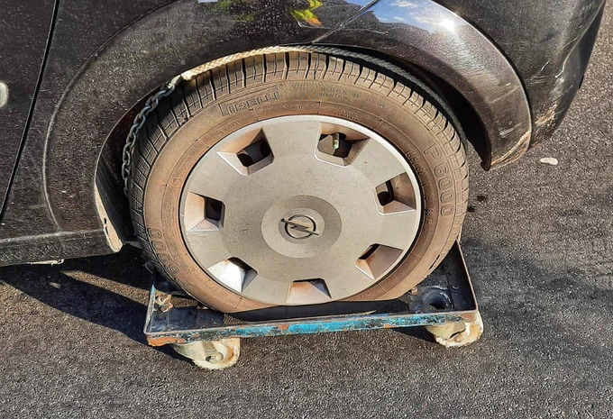 Hinterrad auf Rollbrett