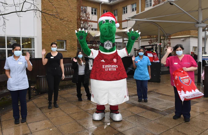 Gunnersaurus poses for a socially-distanced photo with NHS staff outside a local hospital
