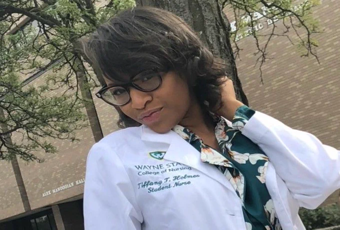 Woman wearing a white Nursing coat 