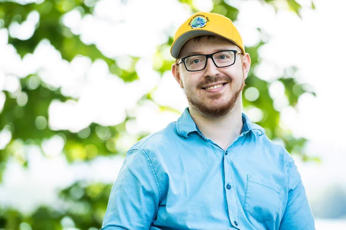 Wie er mit der Angst umgeht, erzählt uns Jahn Graf im folgenden Interview. Eine Nahtoderfahrung aufgrund einer geplatzten Sackniere im Jahr 2015 veränderte sein Leben. Seither betreibt er unter dem Namen «Jahns rollende Welt» seinen eigenen Youtube-Kanal (https://youtube.com/channel/UCUulK2IsSIL3OEhaKKa-xEQ). Da eine Infektion mit COVID-19 für ihn gravierende Konsequenzen haben könnte, hat er sich Mitte Oktober zum zweiten Mal in diesem Jahr in Selbstisolation begeben.