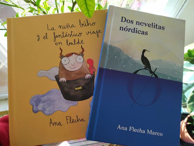 Fotografía con dos libros de Ana Flecha Marco: "La niña búho y el fantástico viaje en balde" y "Dos novelitas nórdicas"