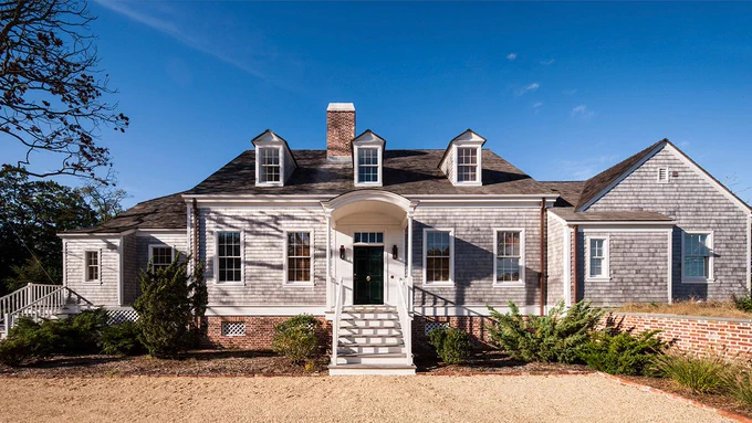 This charming Cape Cod-style shingled house, located in Southampton and designed by @fairfaxsammons, delights in its perfectly-scaled architectural elements and thoughtful-yet-restrained details. These are the qualities that so impressed the jury of the 2020 Stanford White Awards, and indeed they have selected a stunning winning entry, so alive with both ease and elegance. (Image by @durstonsaylor)