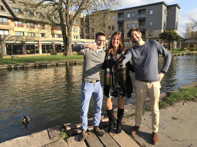 The core team behind the project together with their MinION sequencer. Right to left: Andre Holzer, Lara Urban & Maximilian Stammnitz (CC-BY 4.0) PuntSeq 