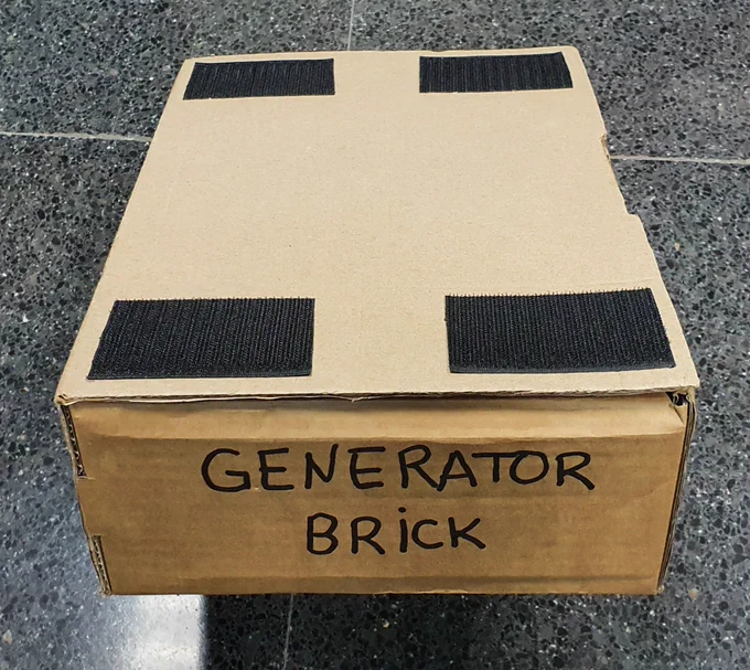Caja con 4 velcros sobre el que se pega el cartón con los 6 tubos