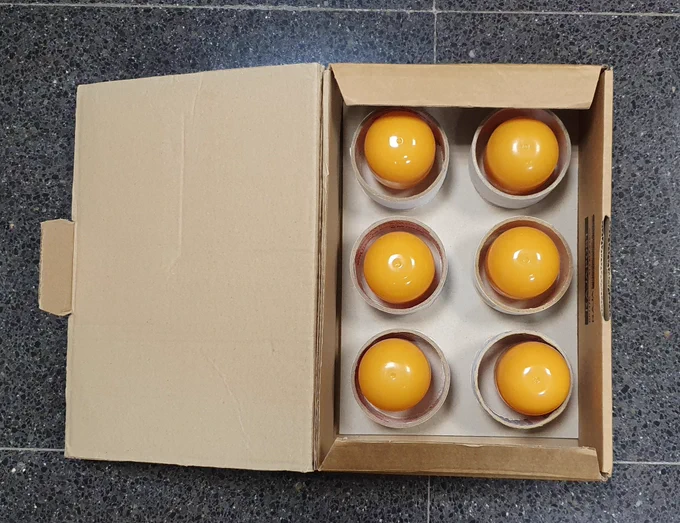 Interior de la caja con los 6 tubos  formando el signo generador