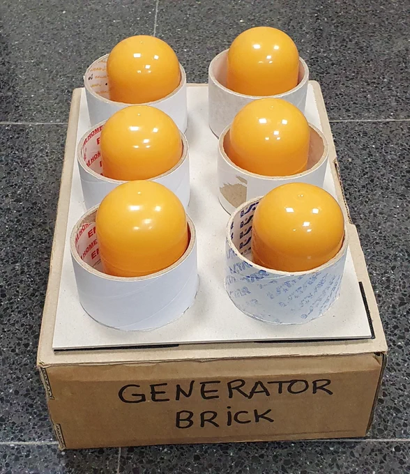 El signo generador de coloca encima de la caja sobre los velcros para que no se mueva