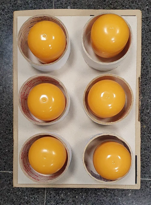 Huevos kinder dentro de los tubos