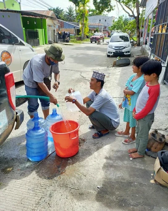 Water Mission distributes drinking water