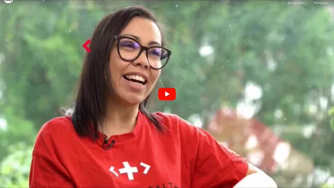 Anna Ferrere explique le concept du hackathon Hacking Health Camp