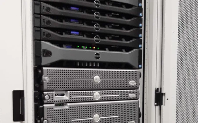 Een vooraanzicht van enkele servers.