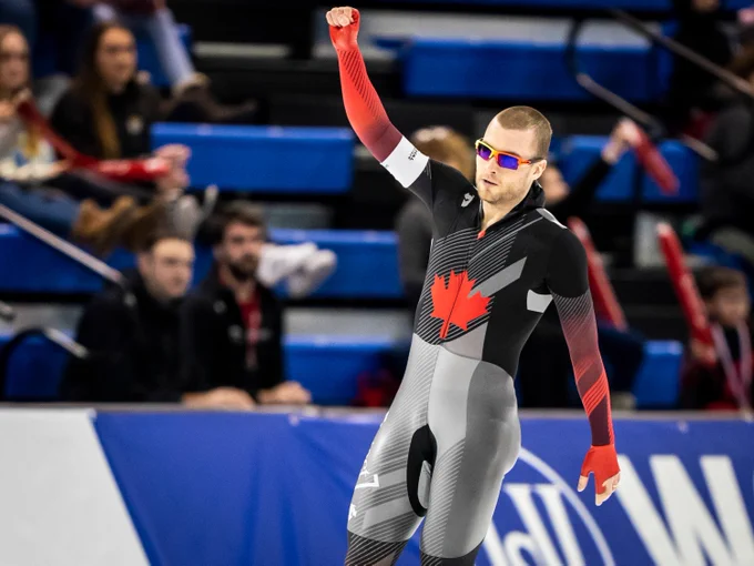 Laurent Dubreuil lève son poing dans les airs en signe de victoire après avoir remporté le bronze