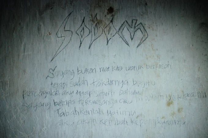 "SAYANG, BUKAN NIAT KITA UNTUK BERPISAH, TETAPI SUDAH TAKDIRNYA BEGITU. PERCAYALAH AKU TETEAP SEPERTI DAHULU. SAYANG BETAPA SIKSANYA AKU DI DALAM NERAKA INI. TABAHKANLAH HATIMU, AKU AKAN KEMBALI KE PANGKUAN MU."