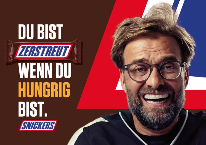 Eine Anzeige, auf der steht: „Du bist zerstreut, wenn du hungrig bist. Snickers.“ Neben dem Satz ist ein zerstreuter Jürgen Klopp zu sehen.