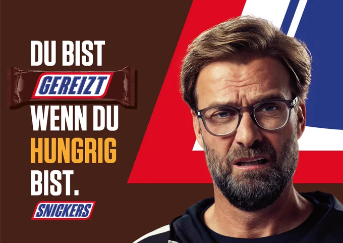Eine Anzeige, auf der steht: „Du bist gereizt, wenn du hungrig bist. Snickers.“ Neben dem Satz ist ein gereizter Jürgen Klopp zu sehen.