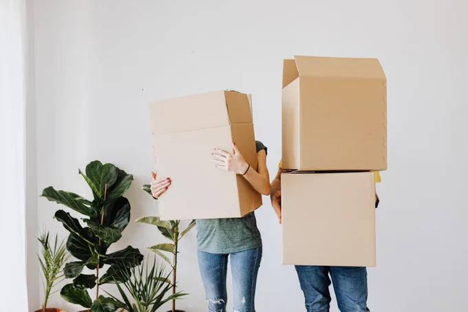 Couple with cardboard boxes - Photo by Karolina Grabowska from Pexels