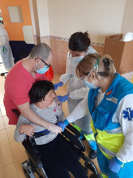 Mujer con parálisis cerebral que vive en residencia es vacunada. Sin embargo ASPACE Madrid reclama una fecha para conocer cuando las personas con parálisis cerebral que no viven en residencia ni que están institucionalizadas comienzan a vacunarse. Ya que el grupo 5 ha comenzado a ser vacunado mientras que el grupo 4, a la que pertenecen las personas con una discapacidad de grado III, siguen a la espera de su dosis
