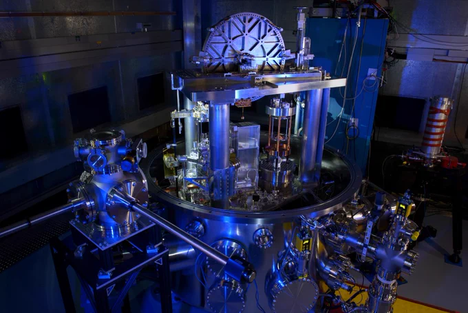 The watt balance in blue light.