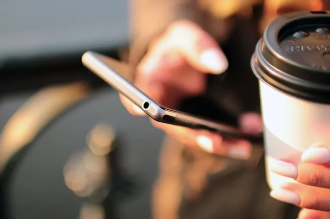hands-coffee-smartphone-technology.jpg?auto=compress&cs=tinysrgb&dpr=2&h=650&w=940