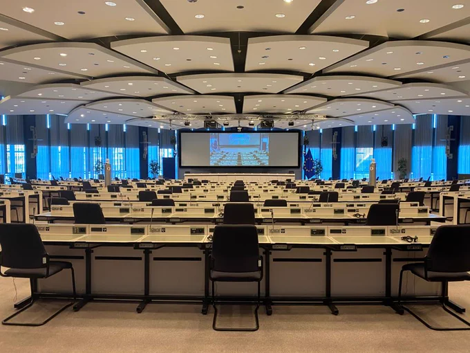 Panoramic picture of a conference room.