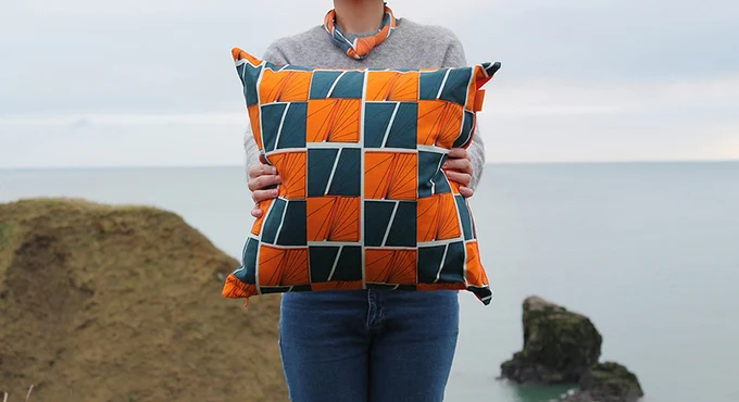 Model holding cushion