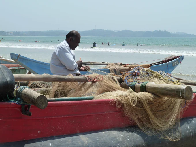 Légende photo : "Remaillage avant de partir à la pêche au Sri Lanka"
© Romane DOUET - Mirissa beach ( A Matara au Sud du Sri Lanka) - Février 2017