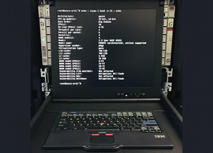 KVM IBM mostrando sistema Debian instalado em um servidor POWER